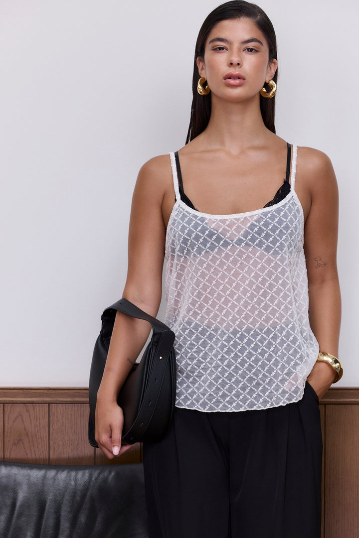 גופיית פסיה שקפקפה עם עיטורי רקמה | קרם