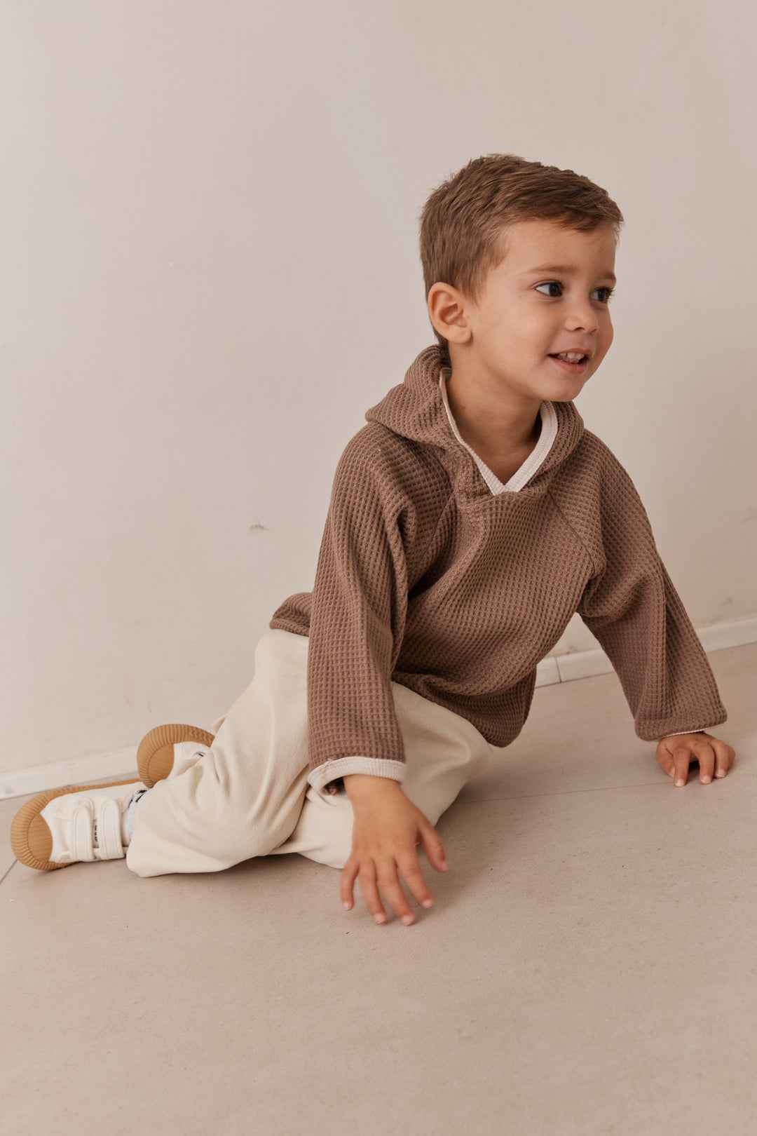 סוויטשירט מבד וופל בשילוב קפוצ'ון | חום