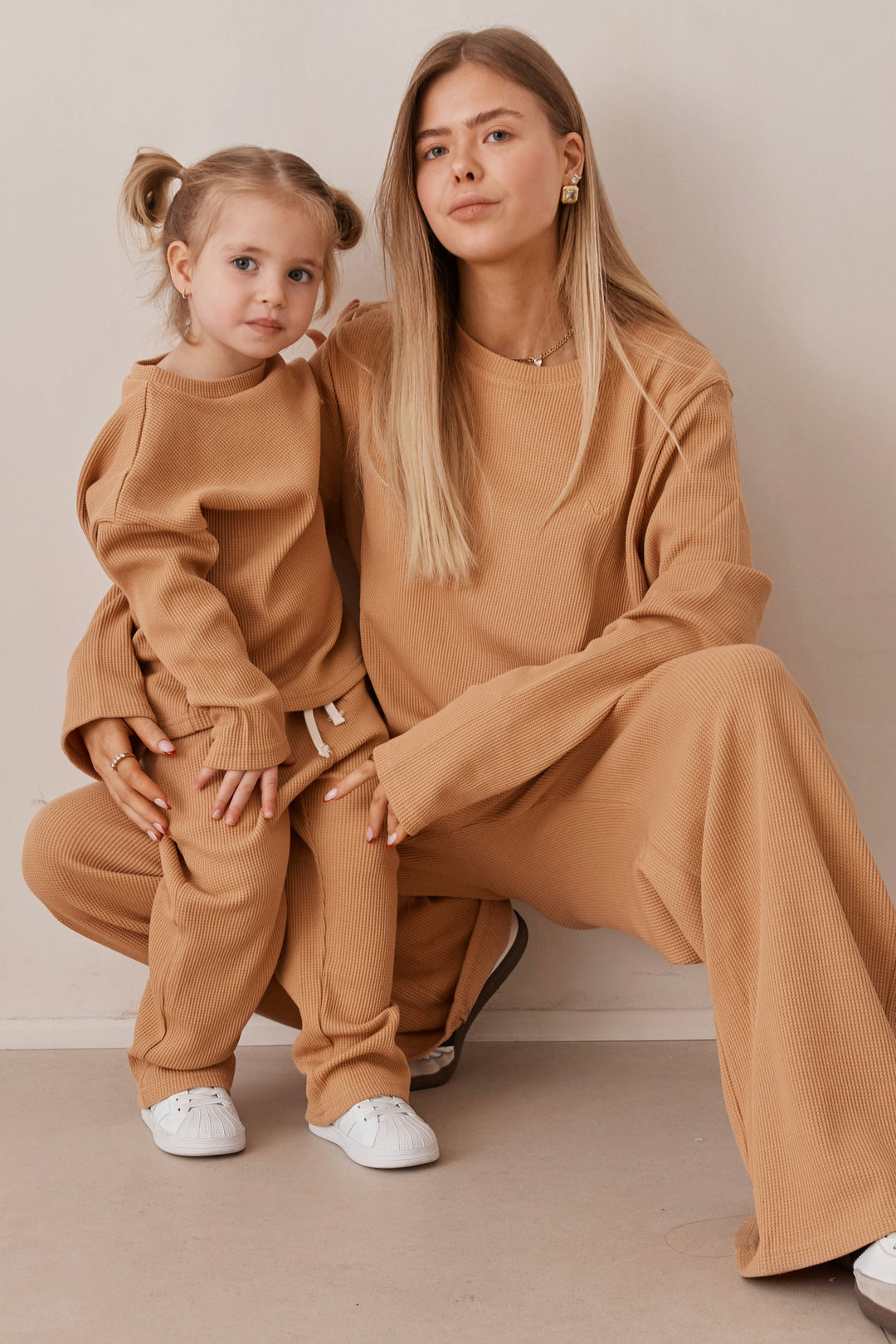 חליפת קים בד וופל בשילוב רקמת לוגו | חום