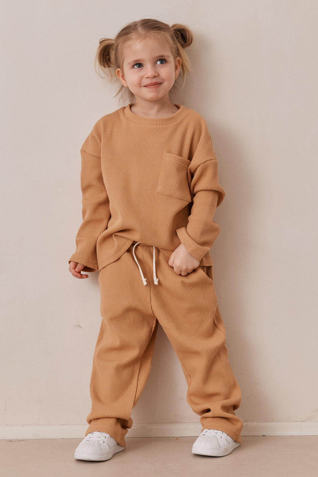 חליפת קים בד וופל בשילוב רקמת לוגו | חום