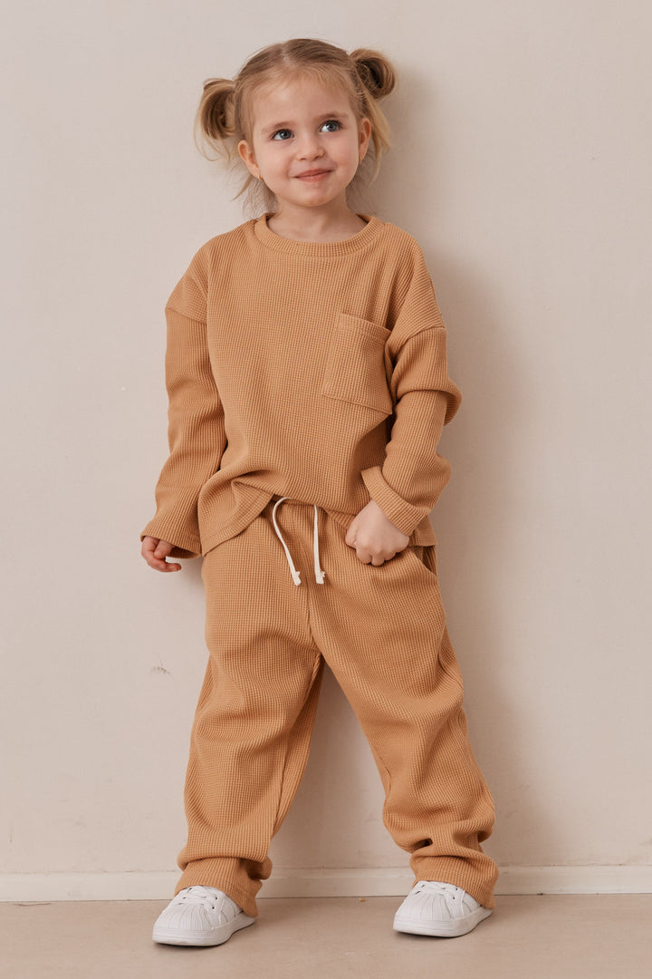 חליפת קים בד וופל בשילוב רקמת לוגו | חום