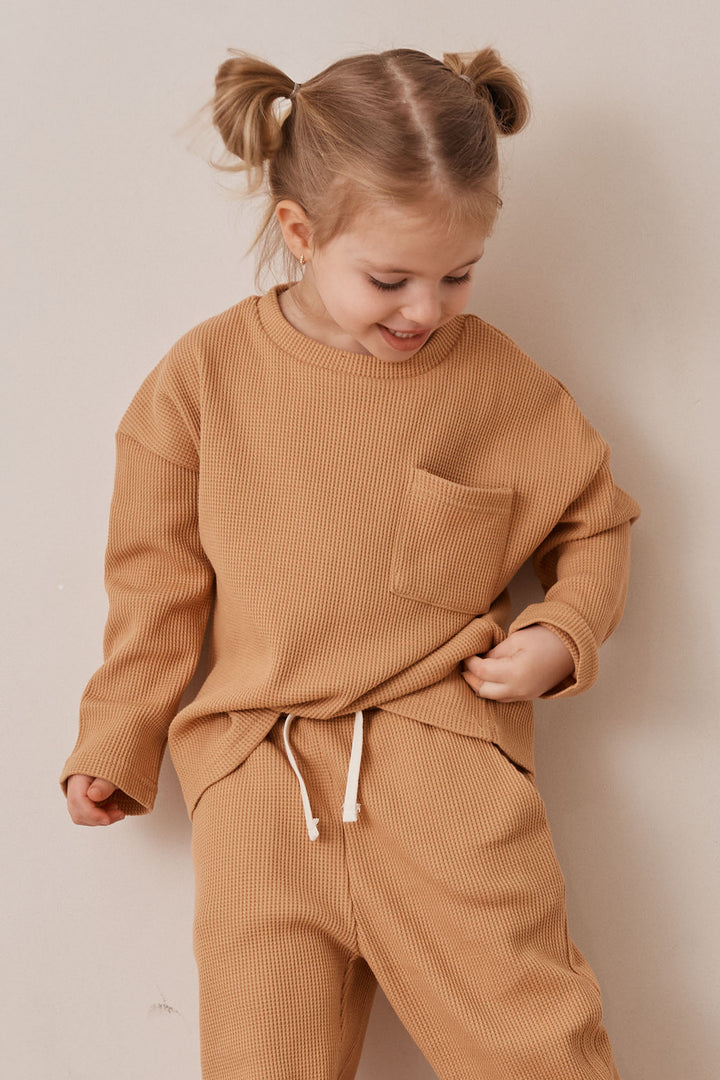 חליפת קים בד וופל בשילוב רקמת לוגו | חום