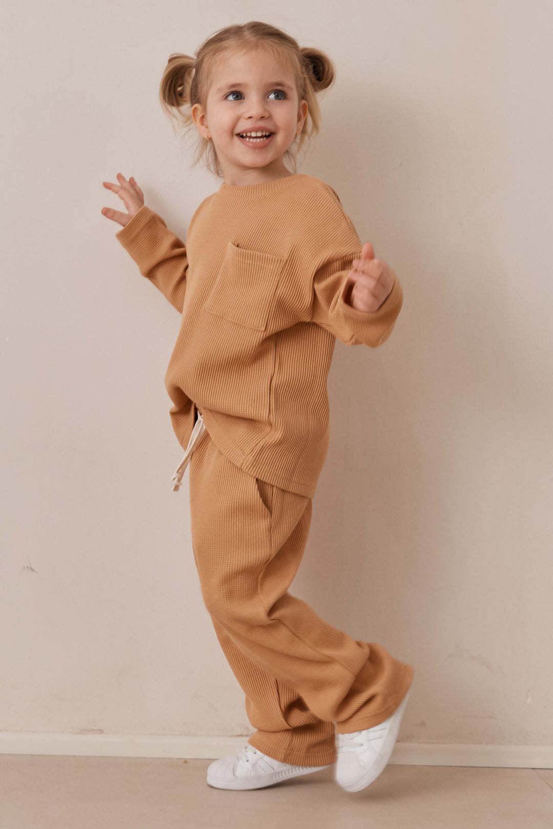 חליפת קים בד וופל בשילוב רקמת לוגו | חום