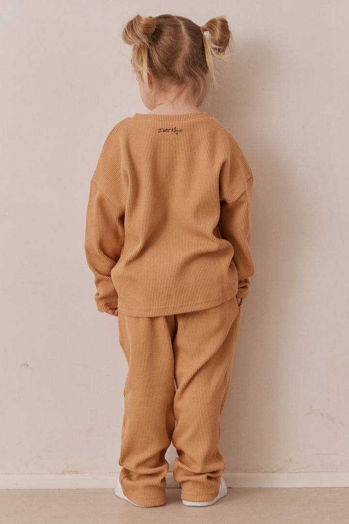 חליפת קים בד וופל בשילוב רקמת לוגו | חום