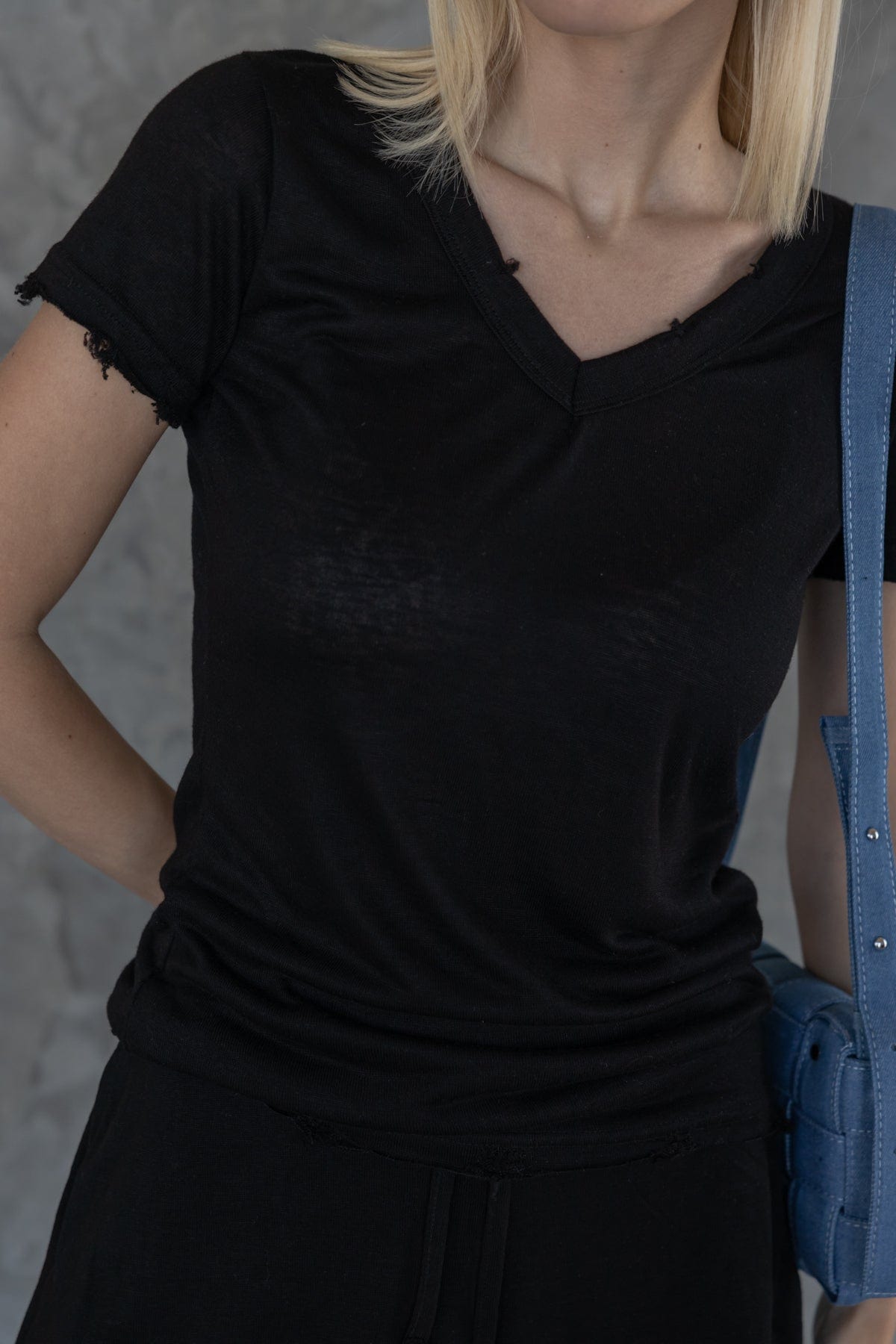 חולצת טי נולי סיומת פרומה בשילוב צווארון וי | שחור