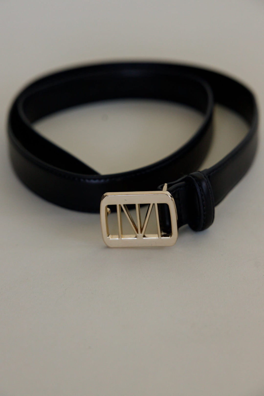 חגורת לוגו MN | שחור/זהב
