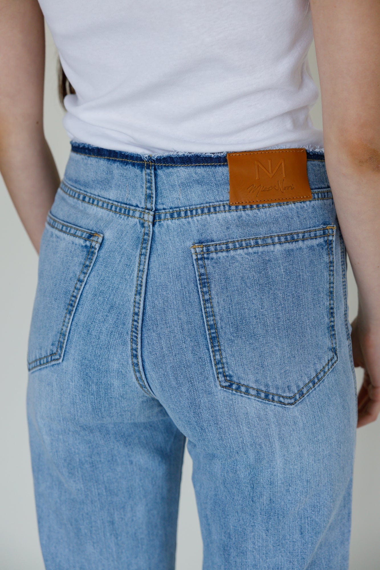 מכנסי דנים אשלי בשילוב חגורה גזורה | ג'ינס