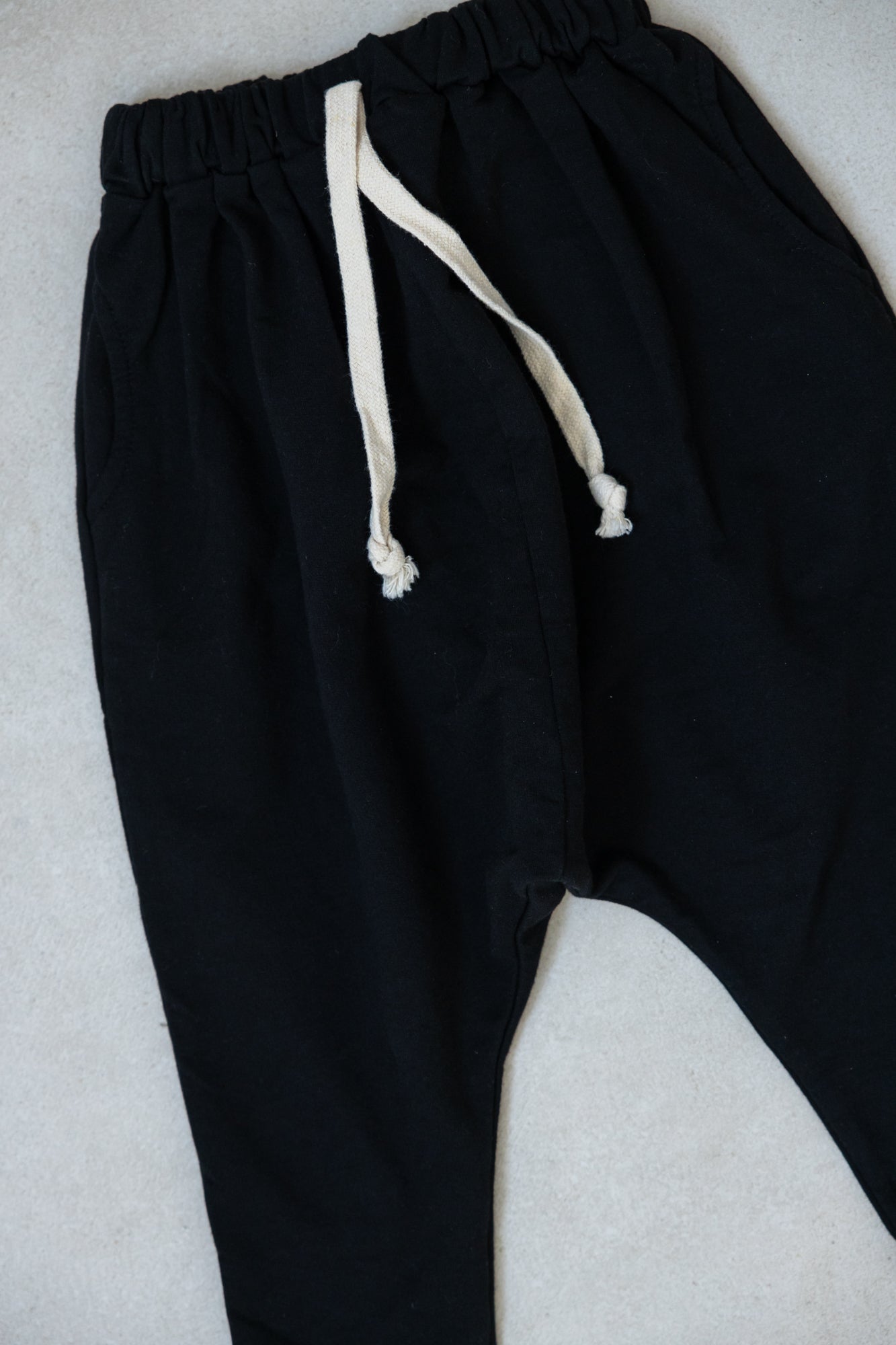 מכנסי טרנינג בויז בשילוב גומי במותן | שחור