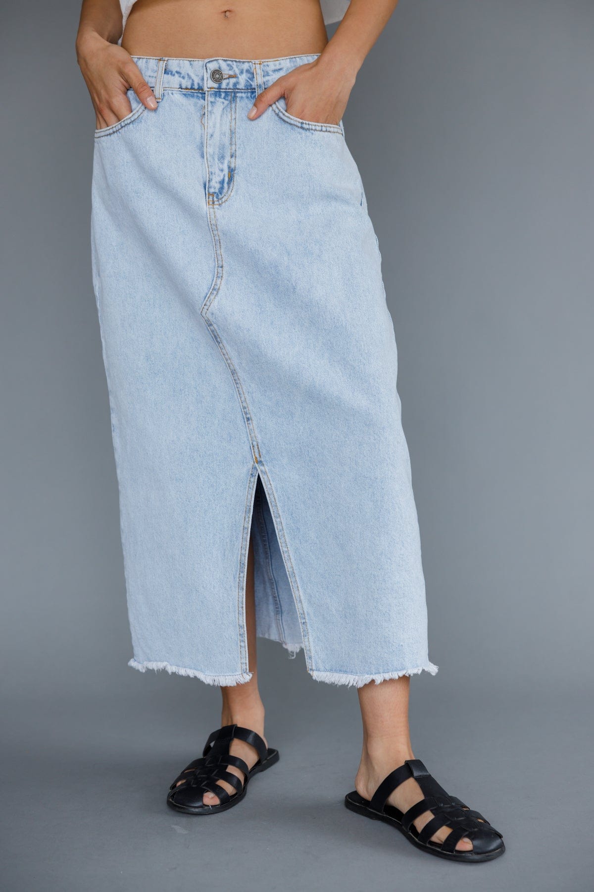 חצאית מידי דנים דונה גזרה נמוכה בשילוב שסע | ג'ינס בהיר