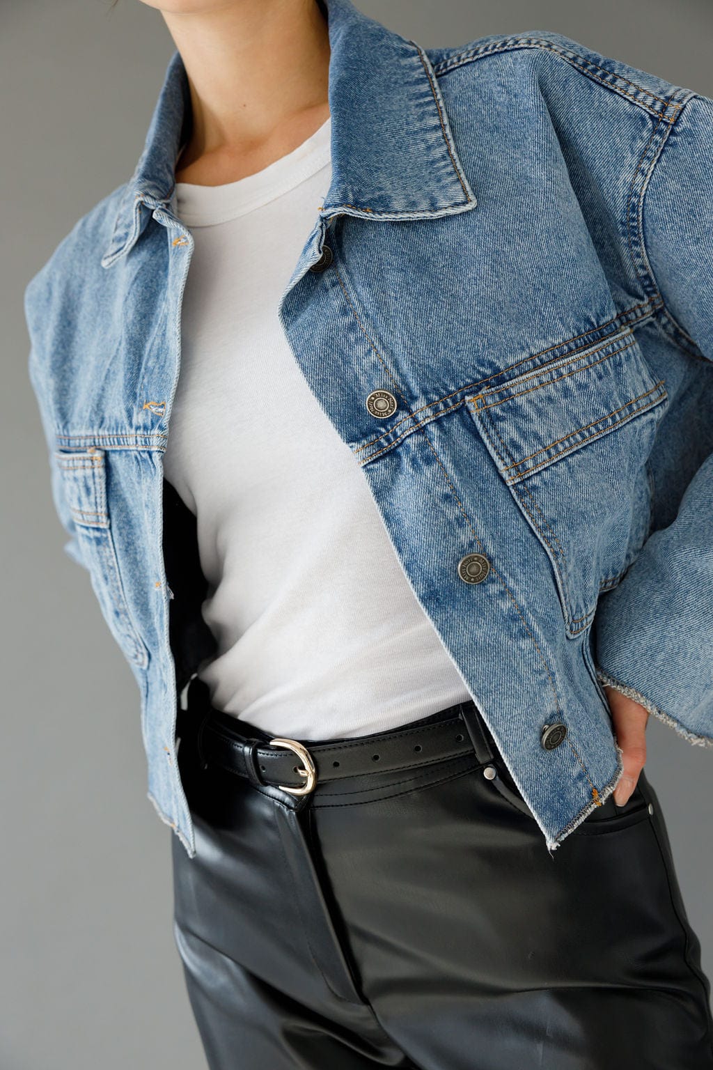 ג'קט ג'ינס בריט גזרת קרופ סיומת גזורה  | ג'ינס