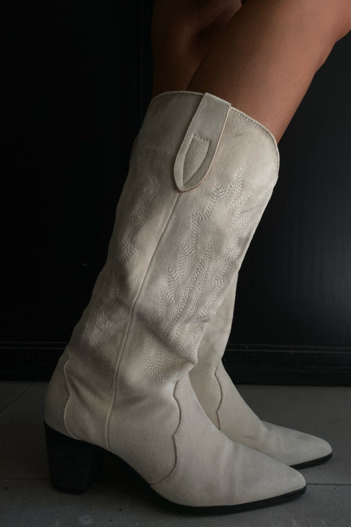 מגפי בוקרים אן דמוי זמש בשילוב תיפורים | בז'