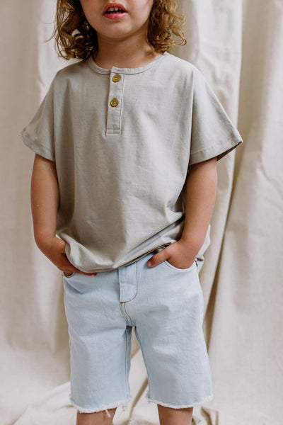 חולצת טי ריילו בשילוב כפתורים | אפור