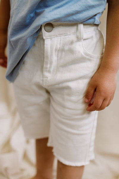 מכנסי ג'ינס סיומת גזורה | לבן