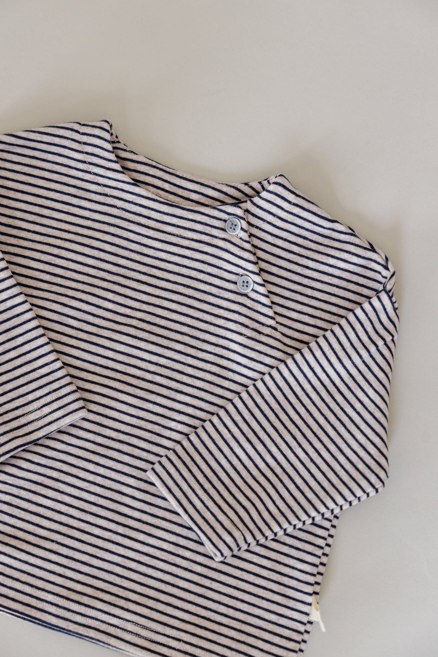 חולצת סטרייפס כפתורי אלכסון | שחור/לבן